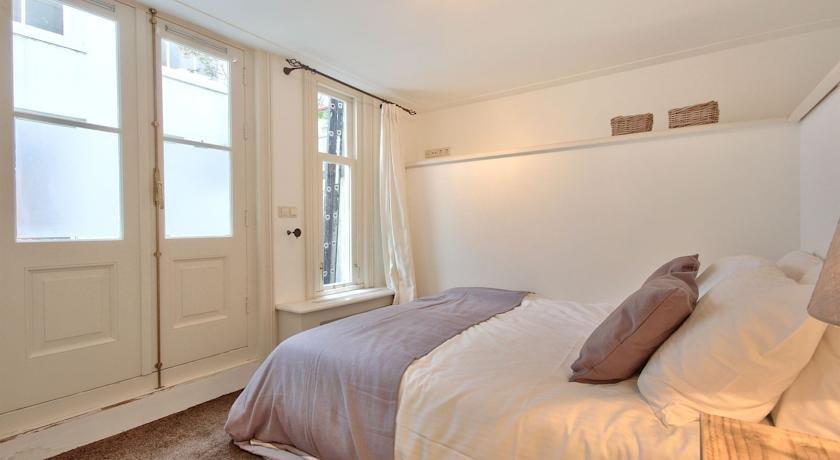 شورت اند سويت. 300